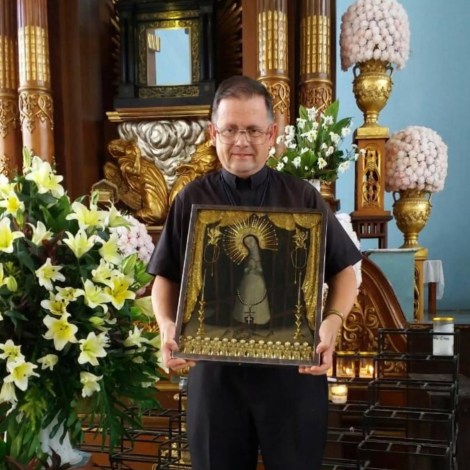 Fr. Gerard holding the miraculous image of Our Lady of Porta Vaga (Soledad) 2